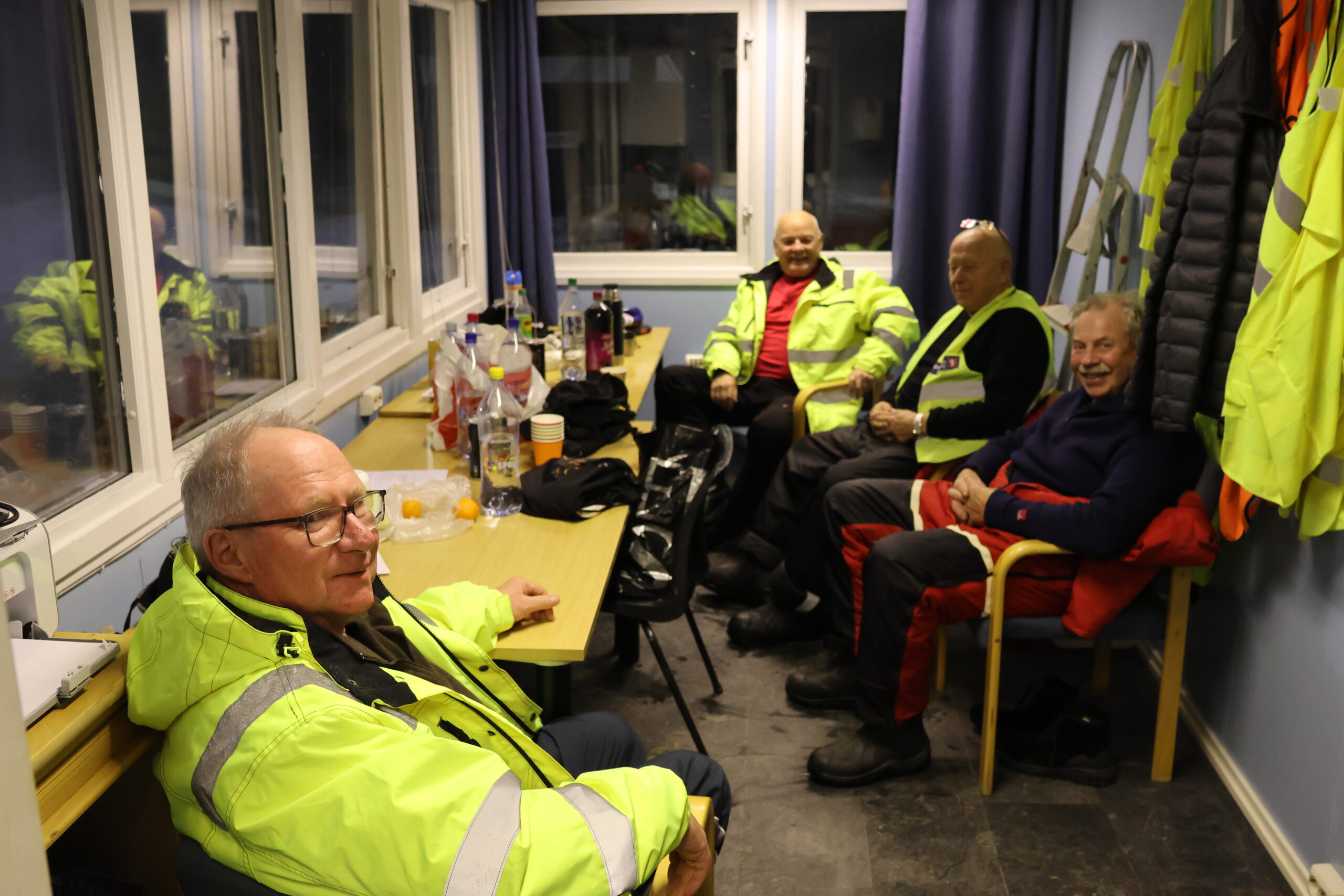 Rune Johansen (t.v.) fra Magnor U.L. Roar Wang , Finn Hansen og Tom Wang, alle fra Granli I.L er noen av de over 50 karene som mobiliseres når det skal lages snø på Liermoen.