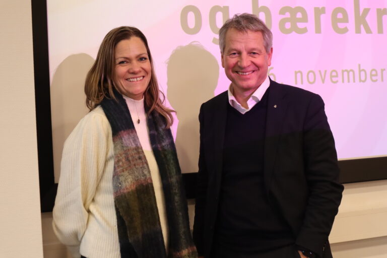 Unn-Ragnhild Andersen, assisterende rektor ved Nord-Odal Ungdomsskole og administrerende direktør i Mapei, Trond Hagerud, er både stolte og glade over å ha blitt tildelt Kunnskapsprisen.