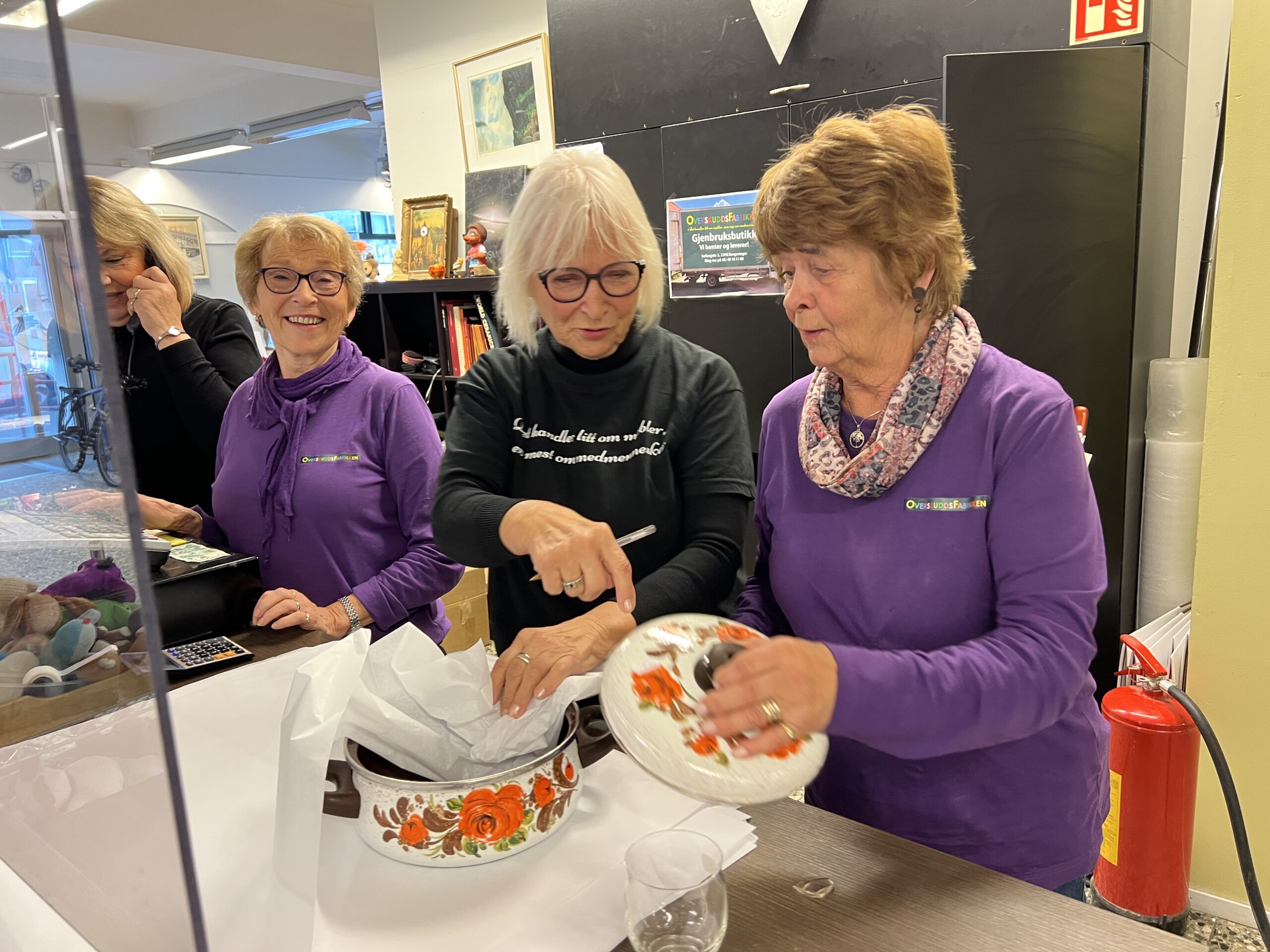 Kundene i gjenbruksbutikken blir ofte møtt av disse fire, blide og travle damene: fra venstre Laila Hultzer-Tromm, Mari Anne Langbråten, Reidun Hagerud og Rigmor Bakken.