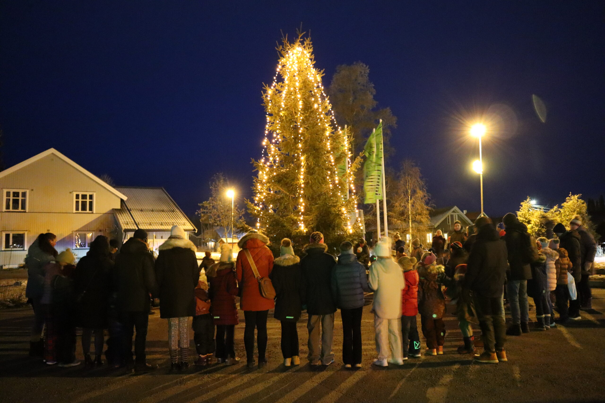 I påvente av besøk av Rafjell-nissen ble det et par runder rundt julegranen for å holde varmen.