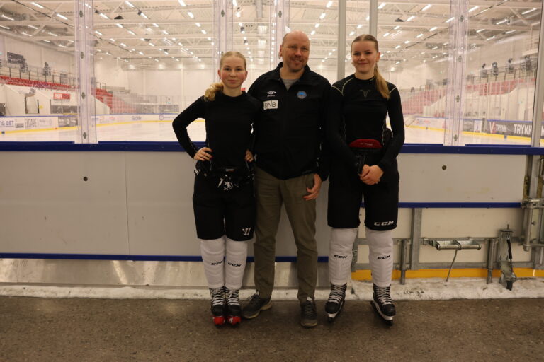Kajsa Høgås Lie (f.v.), Terje Risberg og Alma Risberg håper at flere jenter vil begynne med hockey.