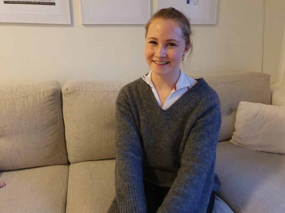 Kongsvinger-student Katharina Aafløy står på scenen i finalen i Norske Talenter på fredag.