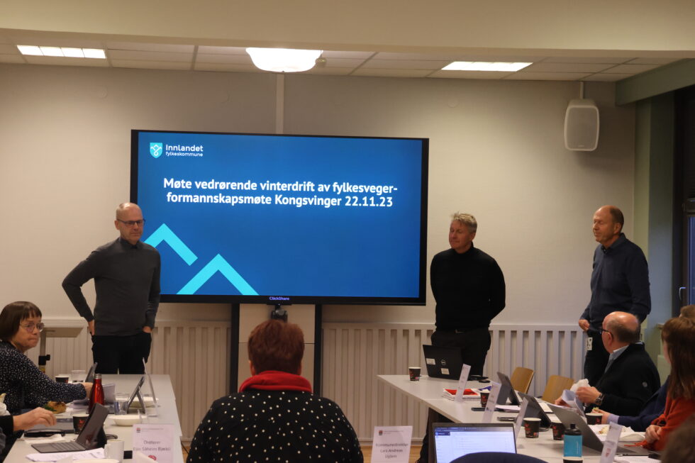Onsdag fikk formannskapet i Kongsvinger en orientering om vinterdrift av fylkesveger. Kommunalsjef Rune Lund i Kongsvinger kommune (t.v.) introduserte Arne Fredheim og Brede Bredesen Sillerud fra fylkeskommunen.