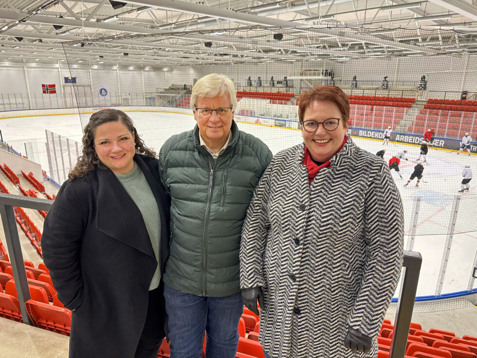 Margrethe Haarr (t.v.), Roger Granseth og Elin Såheim Bjørkli er glad for regjeringens satsing på idretten som møteplass og integreringsarena for barn og unge.