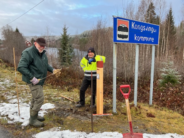 Arne Erik Stein og Jan Sundnes var godt fornøyd etter å ha satt opp stolper. Nå er de forsvunnet.