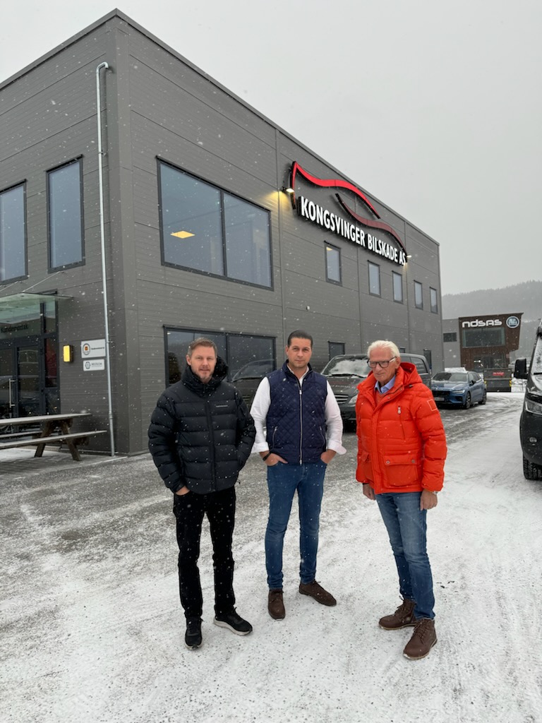 Sverre Schjervheim (t.v.) Mirzet Mahmuljin og Oddbjørn Roverudseter selger Kongsvinger Bilskade sju år etter at de etablerte bilskadeverkstedet.