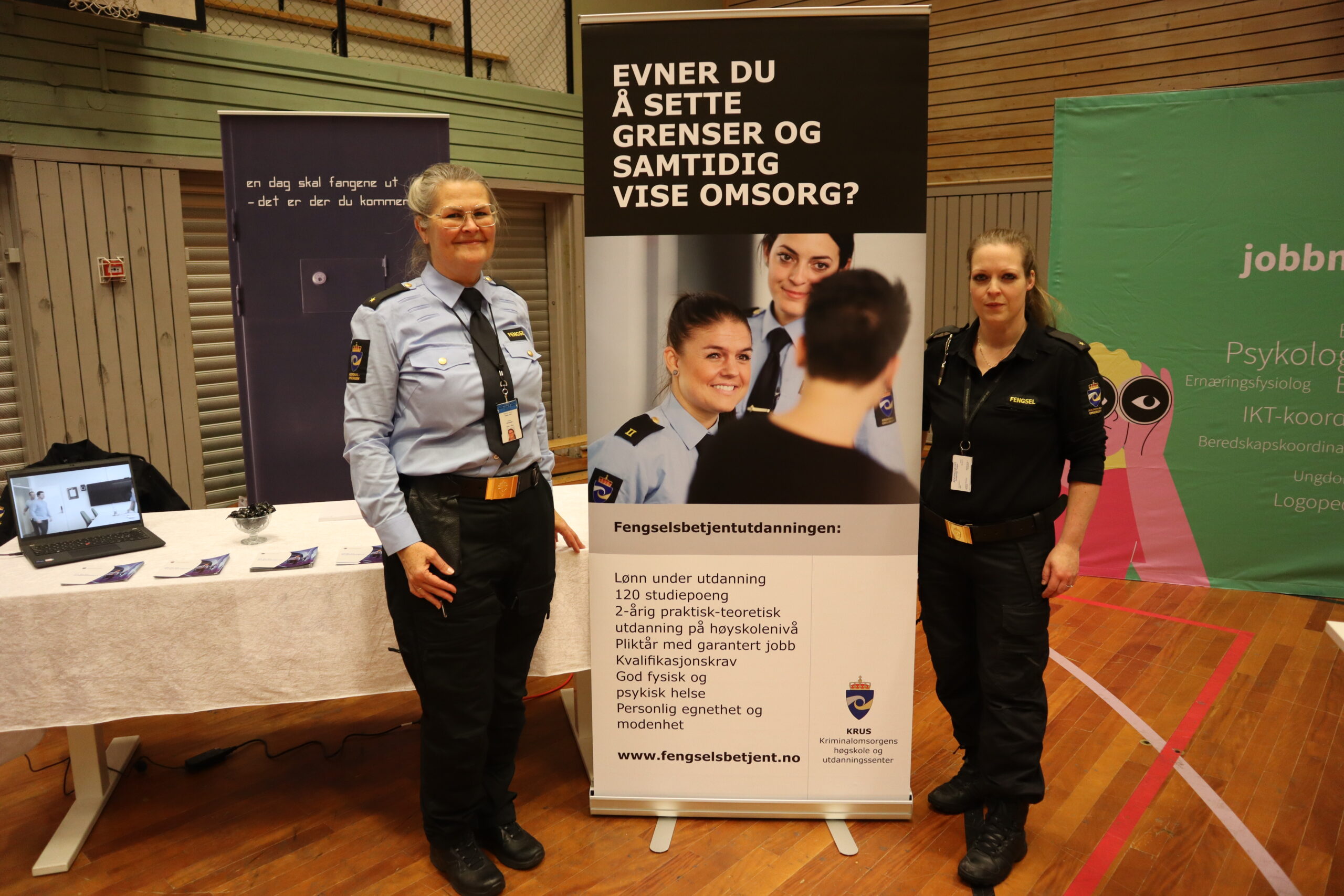 Fengselsbetjenter i Kongsvinger Fengsel, Ailin Olsen (t.v) og Angelica Amundsen. Her på sin stand for Kriminalomsorgen. – Her hos oss har vi fengselsaspiranter- og betjenter i flere aldersgrupper, så det er bare å hive seg på og bli en del av gjengen vår, sier Ailin og Angelica og skryter av det gode samholdet de har.