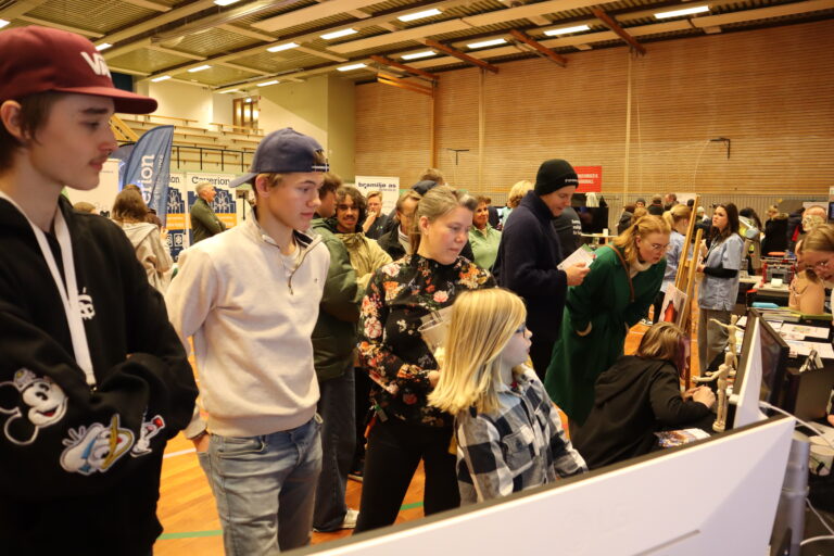 Tirsdag kveld var det nærmest stinn brakke i Tråstadhallen da 10. klassingene troppet opp på utdanningsmesse.