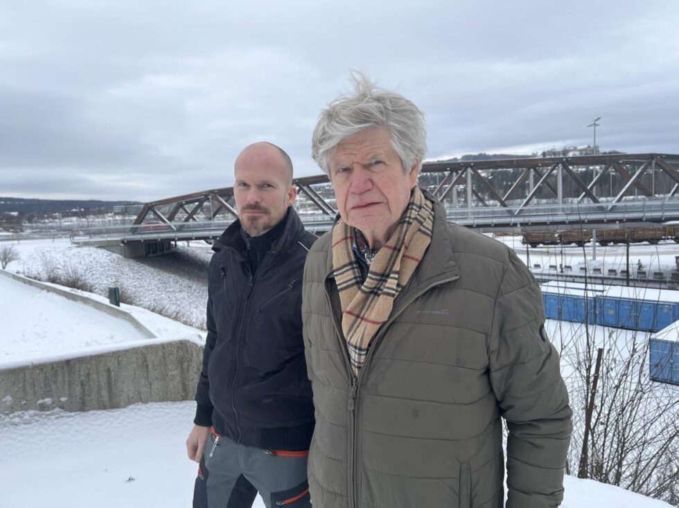 Thomas Magnussen (tv.) fra Norsenteret og leder av aksjonsgruppa Erik Dobloug har mistet tålmodigheten over at ingen kan svare på hva som skjer med den delvis nedstengte Norsenga bru i bakgrunnen. Nå lover ordføreren å ta ny kontakt med Statens Vegvesen.