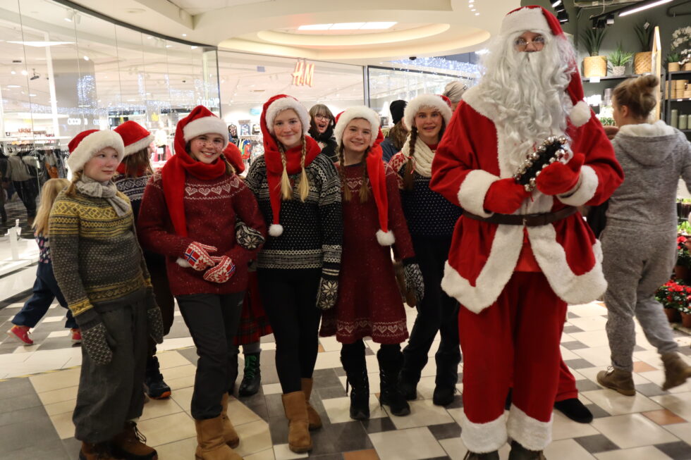 Nissefar fikk med seg god hjelp av nissejentene når han skulle besøke Kongssenteret og Gågata sentrum syd torsdag kveld.