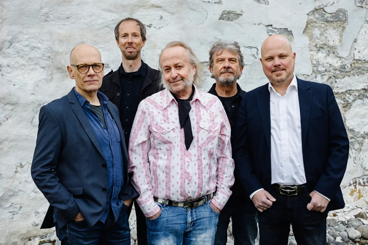 Levi Henriksen & Babylon Badlands med sitt album 190 desibel kjærlighet er også på topp 15 lista til Dust of Daylight,.