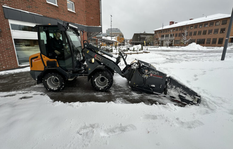 Brøytemannskapene er ute å rydder gater og veger for snø. Nå kommer kommunen med en oppfordring til å ikke bruke offentlig veg som akebakke.