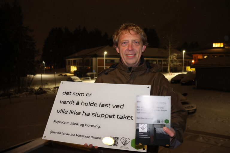 Vilni Verner Holst Bloch i Vennersberg og Langerudberget Vel viser fram et av de nye kustskiltene og årets brosjyre fra velet.