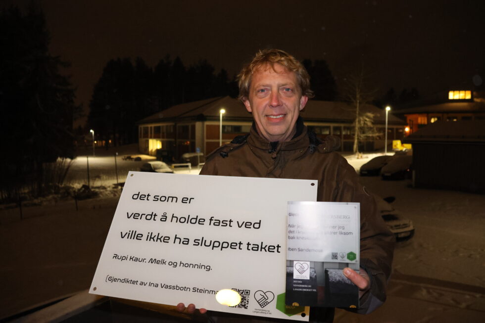 Vilni Verner Holst Bloch i Vennersberg og Langerudberget Vel viser fram et av de nye kustskiltene og årets brosjyre fra velet.