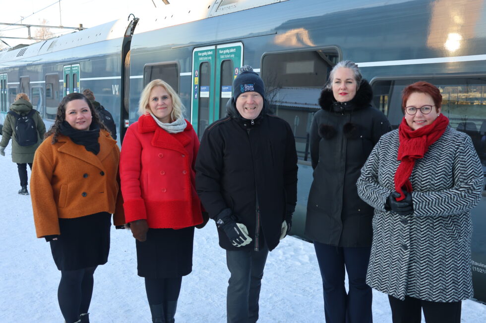 Margrethe Haarr (f.v), Kamilla Thue, Sigbjørn Gjelsvik, Ann-Kristin Torgersen Aamodt og Elin Såheim Bjørkli snakket om viktigheten av å investere i Kongsvingerbanen.