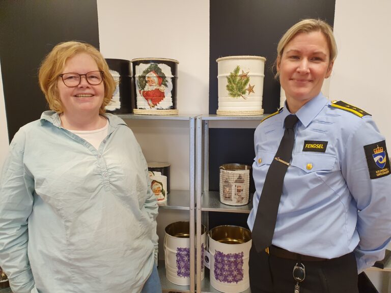 Hege Kjellstrøm (t.v.) i Kreativt verksted og Elin Heiestad, seksjonsleder i arbeidsdriften i Kriminalomsorgen Innlandet.