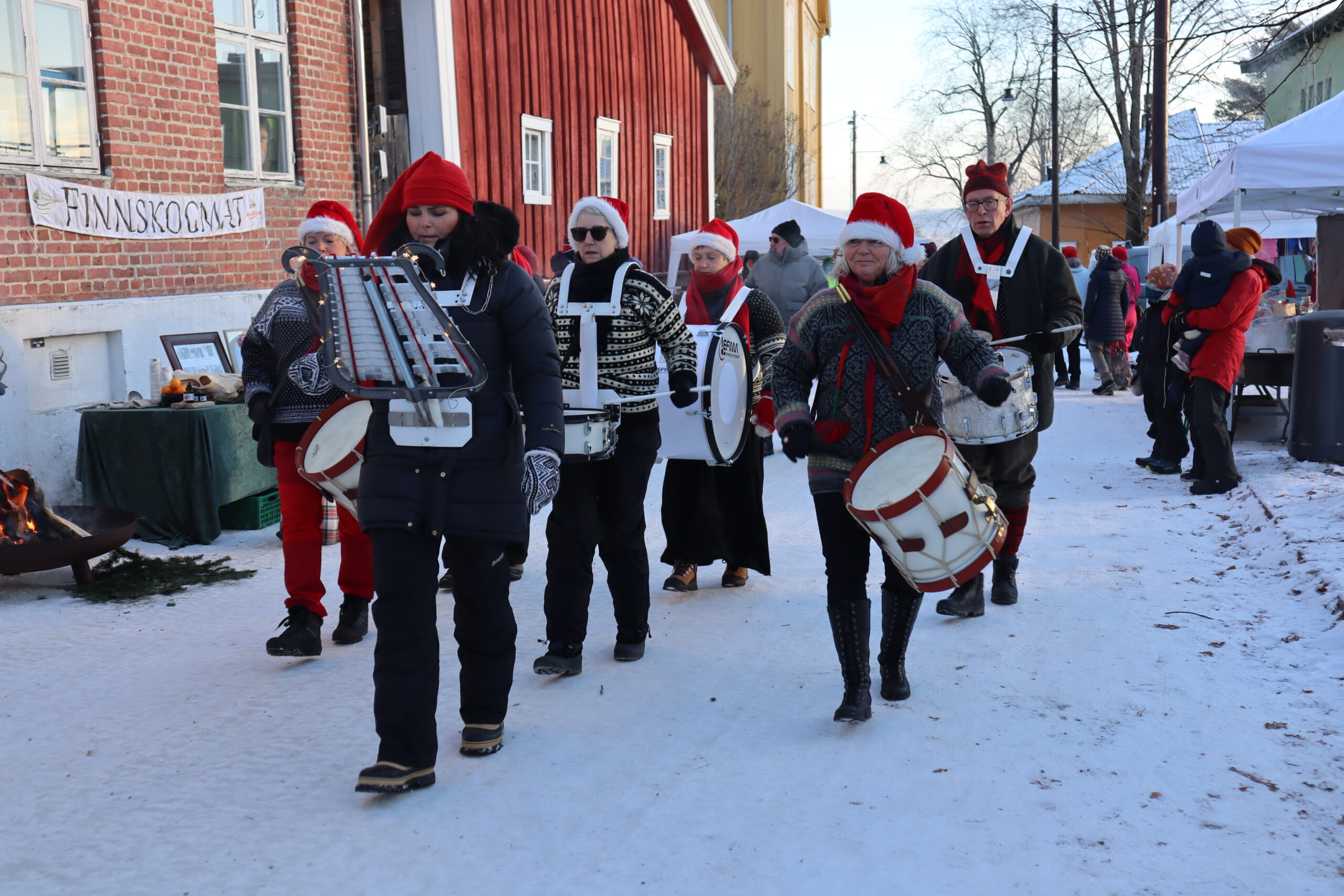 Drum Ladies tok turen innom julemarkedet med storslagent trommespill.