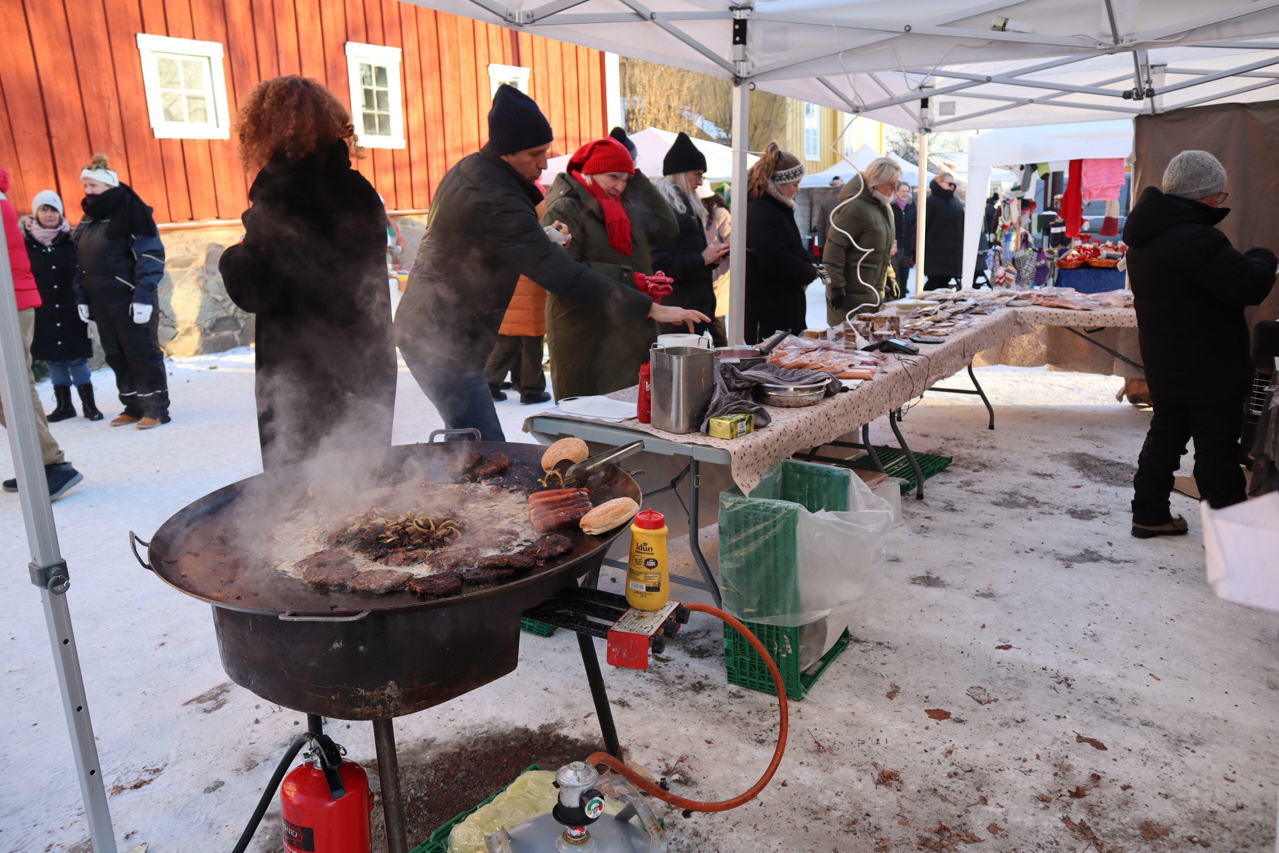 Bakken Øvre Gårdsmat var én av de som hadde fyrt opp bålpanna, og fristet med blant annet pølser og burgere av storfe, elg og hjort. Mange sikret seg også juleribba herfra.