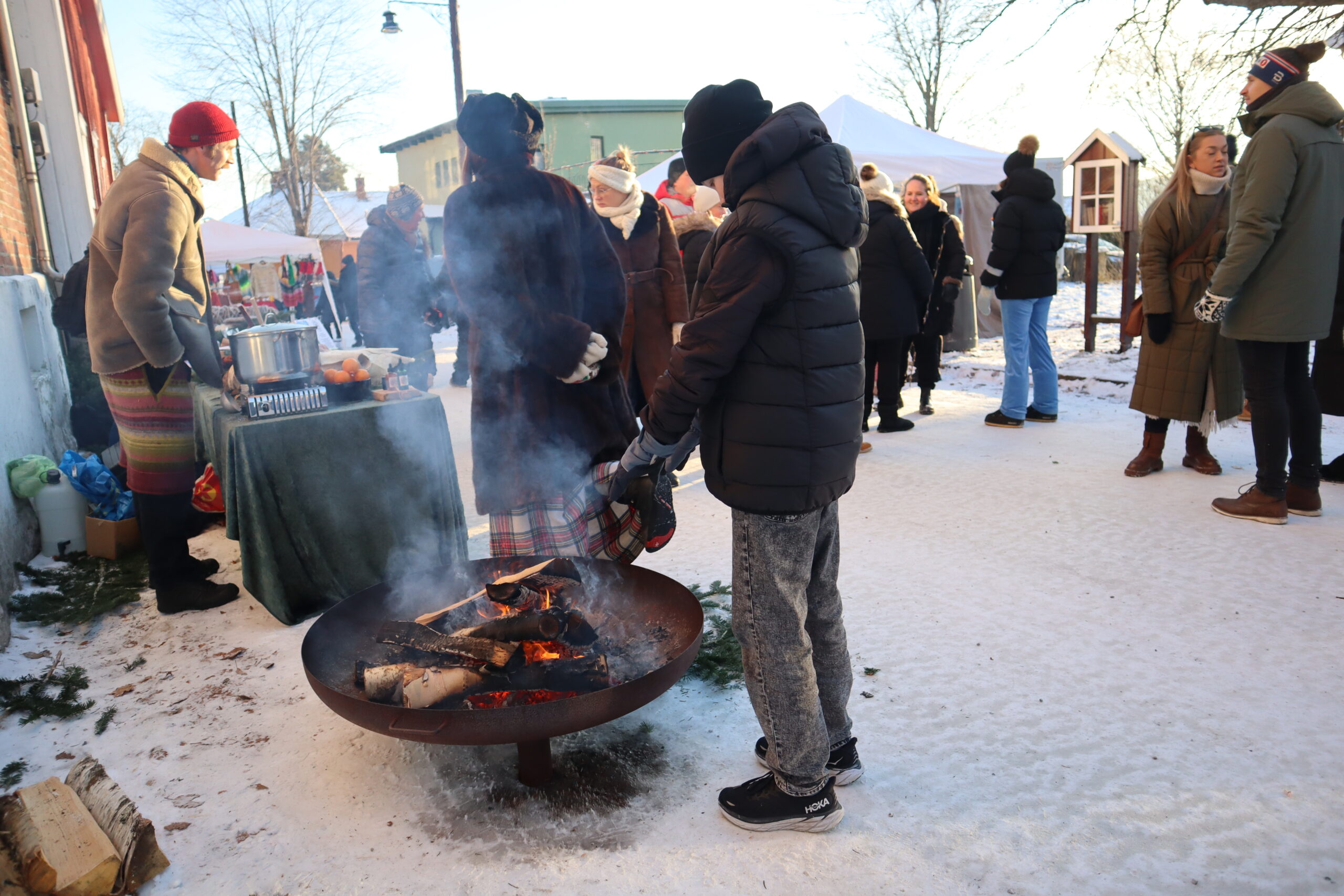 Godt med litt varme fra ilden på kalde hender.