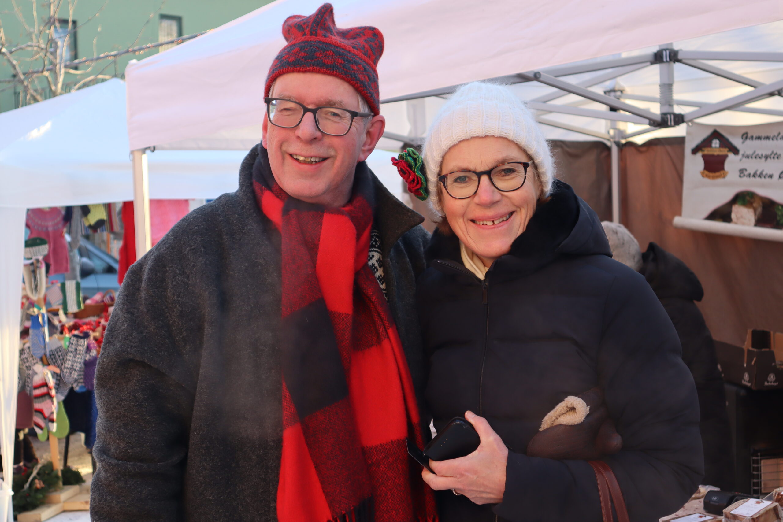 Kulturentusiast Øivind Roos møter stadig vekk på kjentfolk, og benyttet muligheten til å slå av en prat med Inger Noer, som sikret seg juleribba fra Bakken Øvre Gårdsmat.