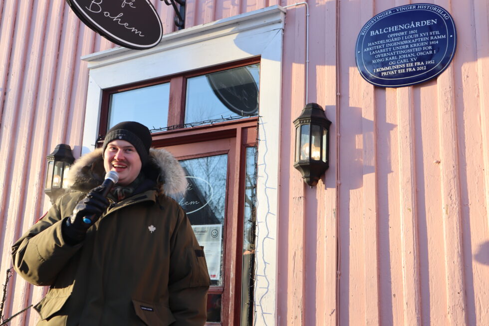Balchengården er den andre bygningen i Øvrebyen som har fått blått skilt av historielaget. Oskar Aanmoen i Kongsvinger-Vinger Historielag håper det blir flere.