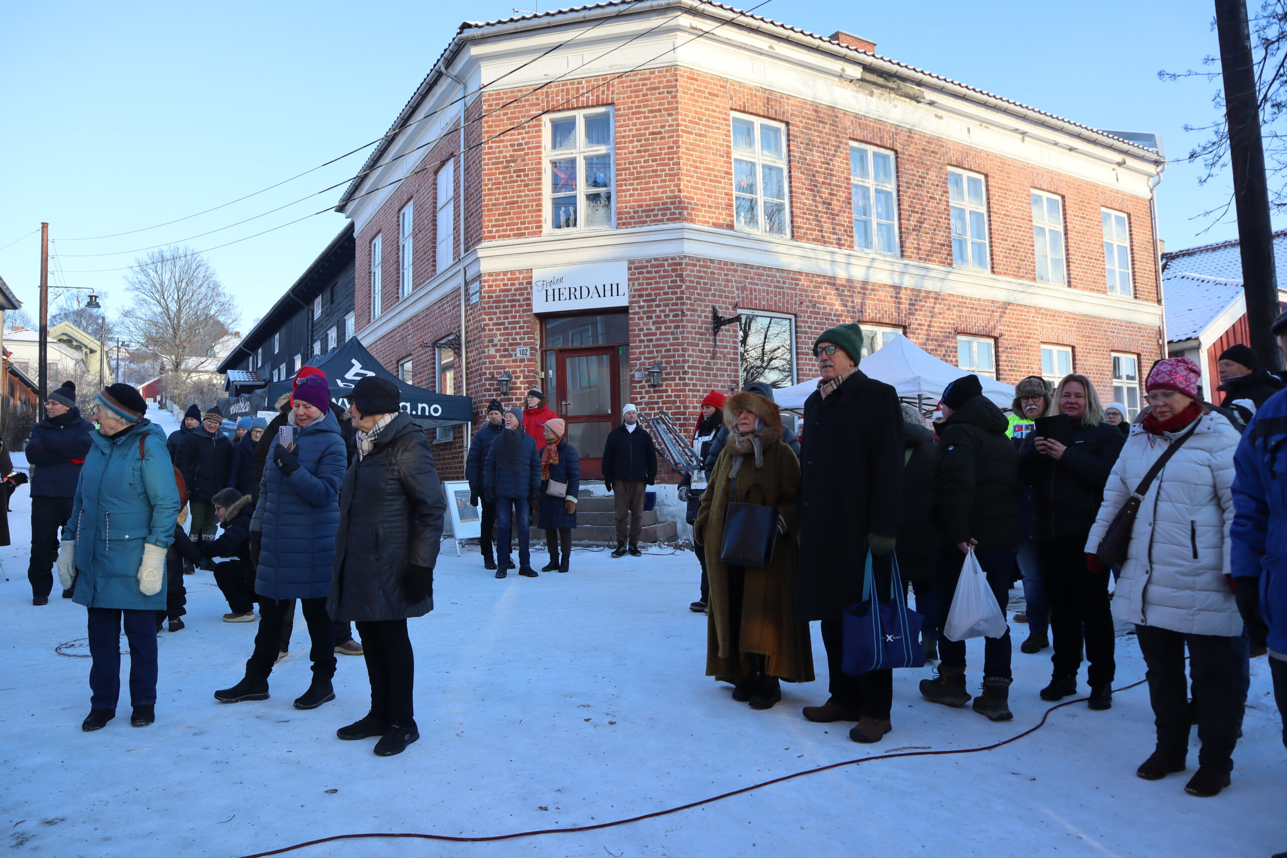 Folk samlet seg for å overvære avdukingen av Balchengårdens blå skilt.