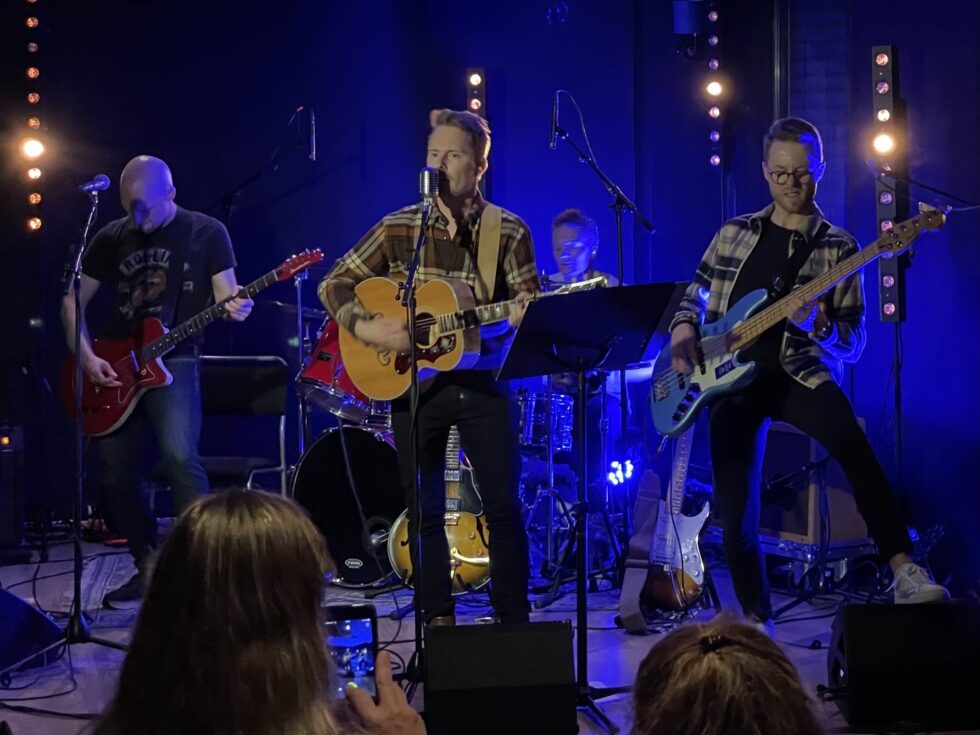 Her signerte Harwester kontrakten med sin kontakt hos FAJo Music, Kim Daniel Bryni. Samtidig snakket de om hvordan de ligger an med låtene, samt ideer og planer for utgivelsen og prosessen videre frem.