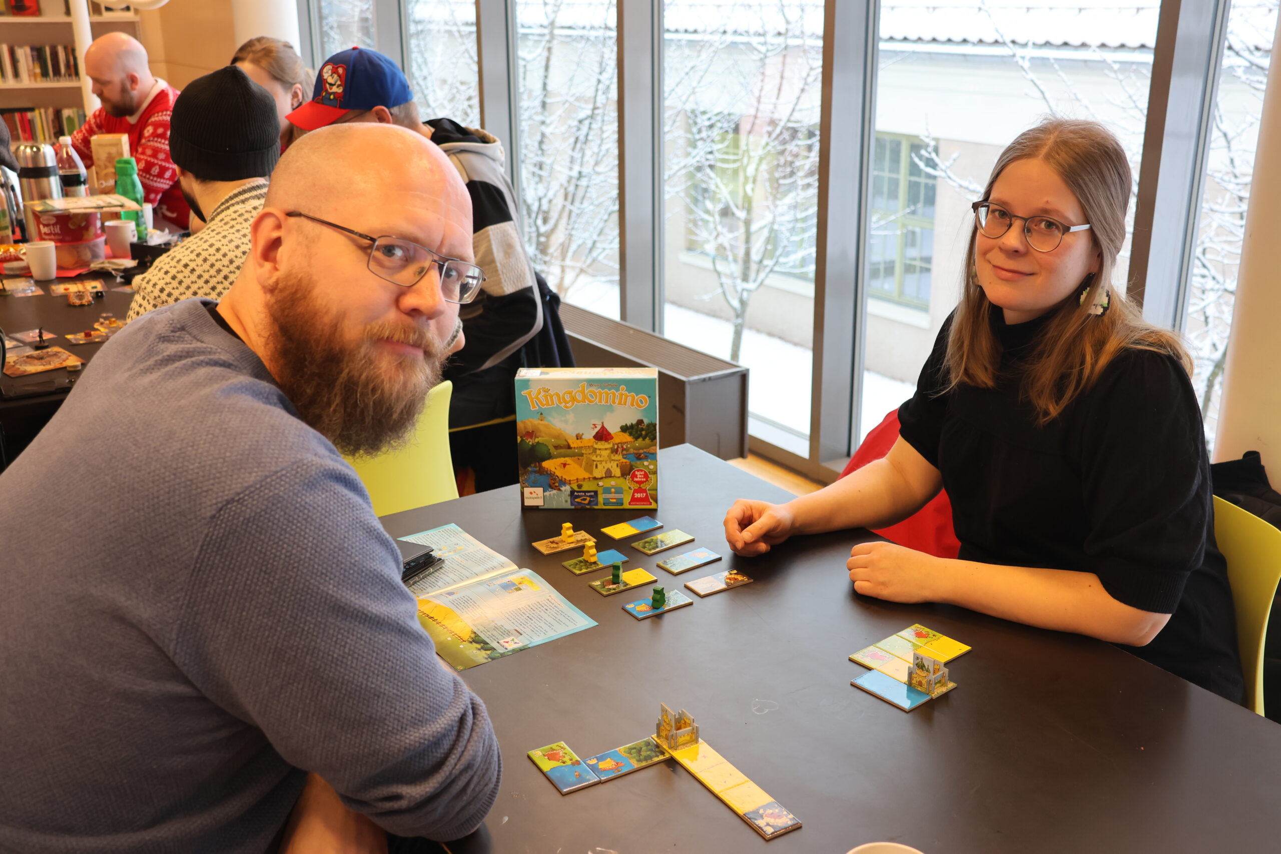 Jon Tangbald og Johanna Sând spiller King Domino på Terninglaugets spilledag.