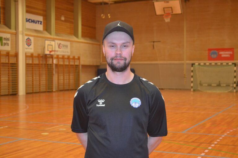 Trener Sindre Sæther var stolt over at KILs håndballjenter ikke lot seg prege av det han mener var mange rare situasjoner fra dommerne.