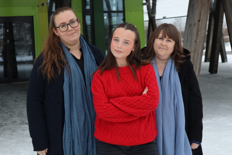 F.v. Joanna Randmæl-Warpe, Delia Marie Bakken Hansen og Linda Rødland er ikke fornøyd med at kommunen kutter ned på tilbudet elevene har på helsesykepleier.