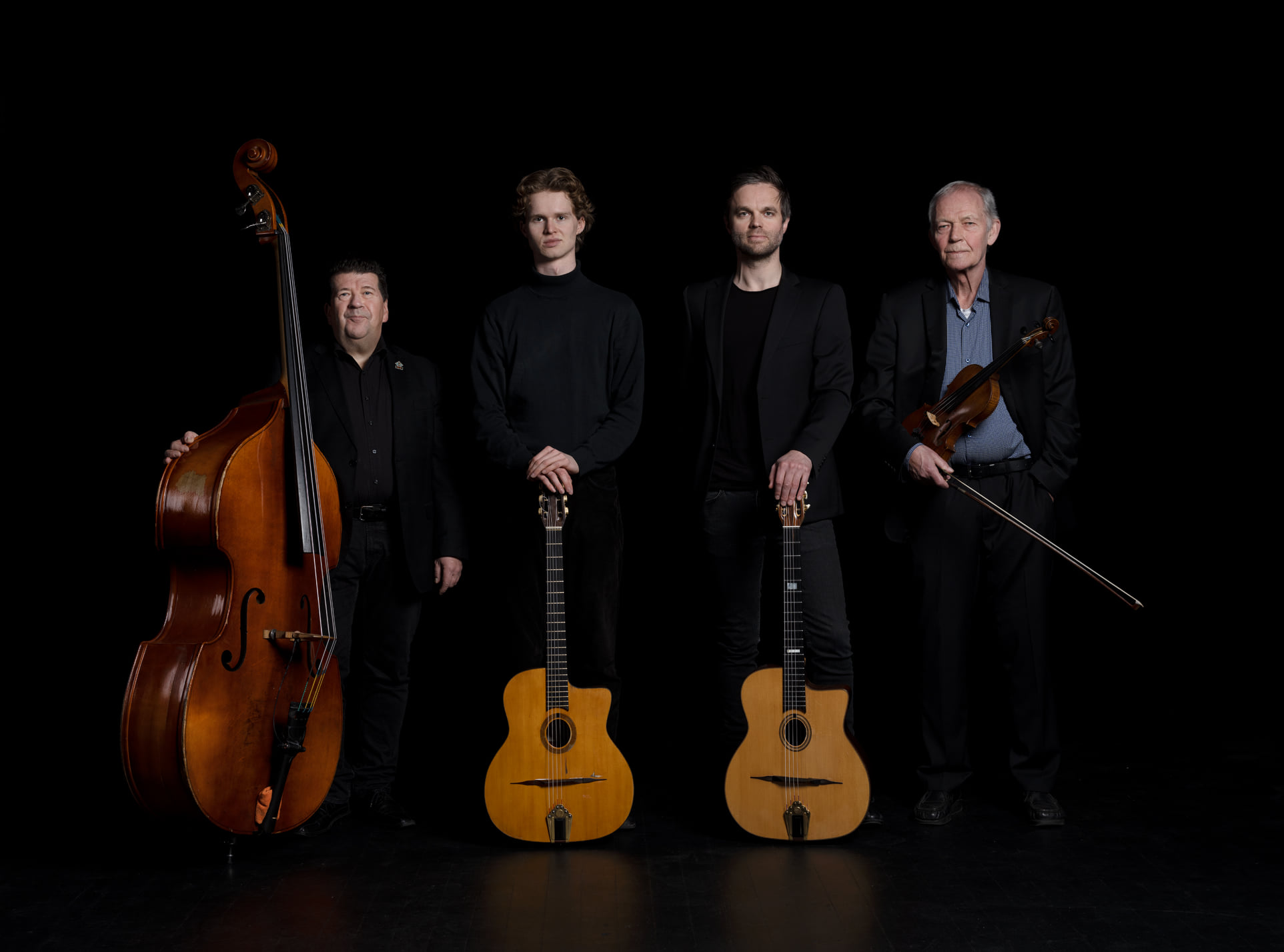 Hot Club de Norvège kommer til Herdahlsalen. Bandet består av supergitaristen Gildas Le Pape (ex-Satyricon), grunnleggeren Svein Aarbostad (kontrabass), multiinstrumentalisten Finn Hauge (fiolin, munnspill) og nykommeren Ola Erlien.