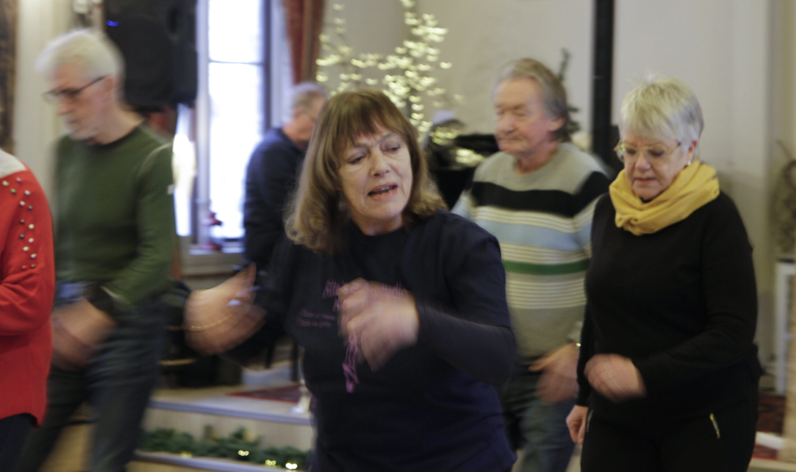Koreografien må på plass, der er det mye mengdetrening som skal til. Rita Tromm, i front, er danseinstruktør for den livsglade gjengen.
