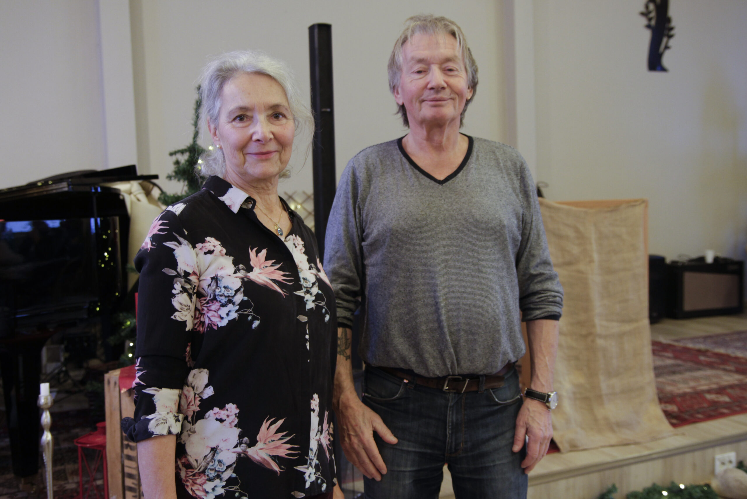 Silvia Grøndahl (t.v.) har vært en del av Livsgledekabareten siden starten. Thor Kolberg Larsen (t.h.) er for første gang med på noe slik. Tidligere vært med i kor, men ikke teater. Han skal blant annet framføre et nummer alene og synes det blir spennende.