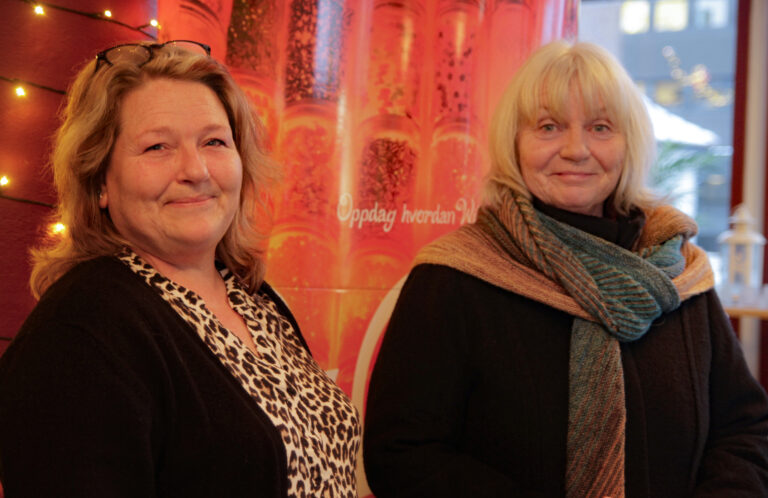 Hege Holmen (t.v.), kulturkonsulent ved Rådhus-Teatret og Åse Lukerstuen, avdelingsleder ved Rådhus-Teatret ser fram til mange gode filmer i romjulen, og enda flere kulturopplevelser i 2024.