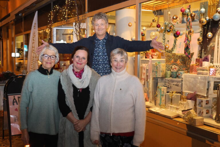 Uno Arnesen og Byen Vår har arrangert en avstemming i sosiale medier over hvilken butikk i Kongsvinger som har det fineste juleutstillingsvinduet. Og vinneren ble Tante Marie AS i Storgata her representert ved (f.v.) Elisabeth Andreassen, Kjersti Støve og Jorunn Støve.