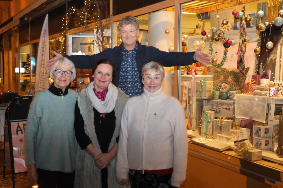 Uno Arnesen og Byen Vår har arrangert en avstemming i sosiale medier over hvilken butikk i Kongsvinger som har det fineste juleutstillingsvinduet. Og vinneren ble Tante Marie AS i Storgata her representert ved (f.v.) Elisabeth Andreassen, Kjersti Støve og Jorunn Støve.