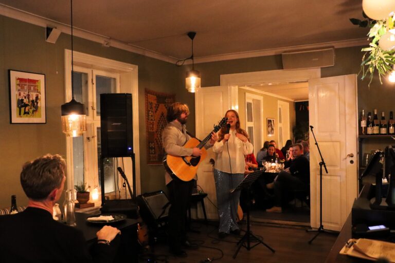 Thea Paulsrud og Ask Vatn Strøm holdt den første av tre konserter på Kafe Bohem onsdag kveld..