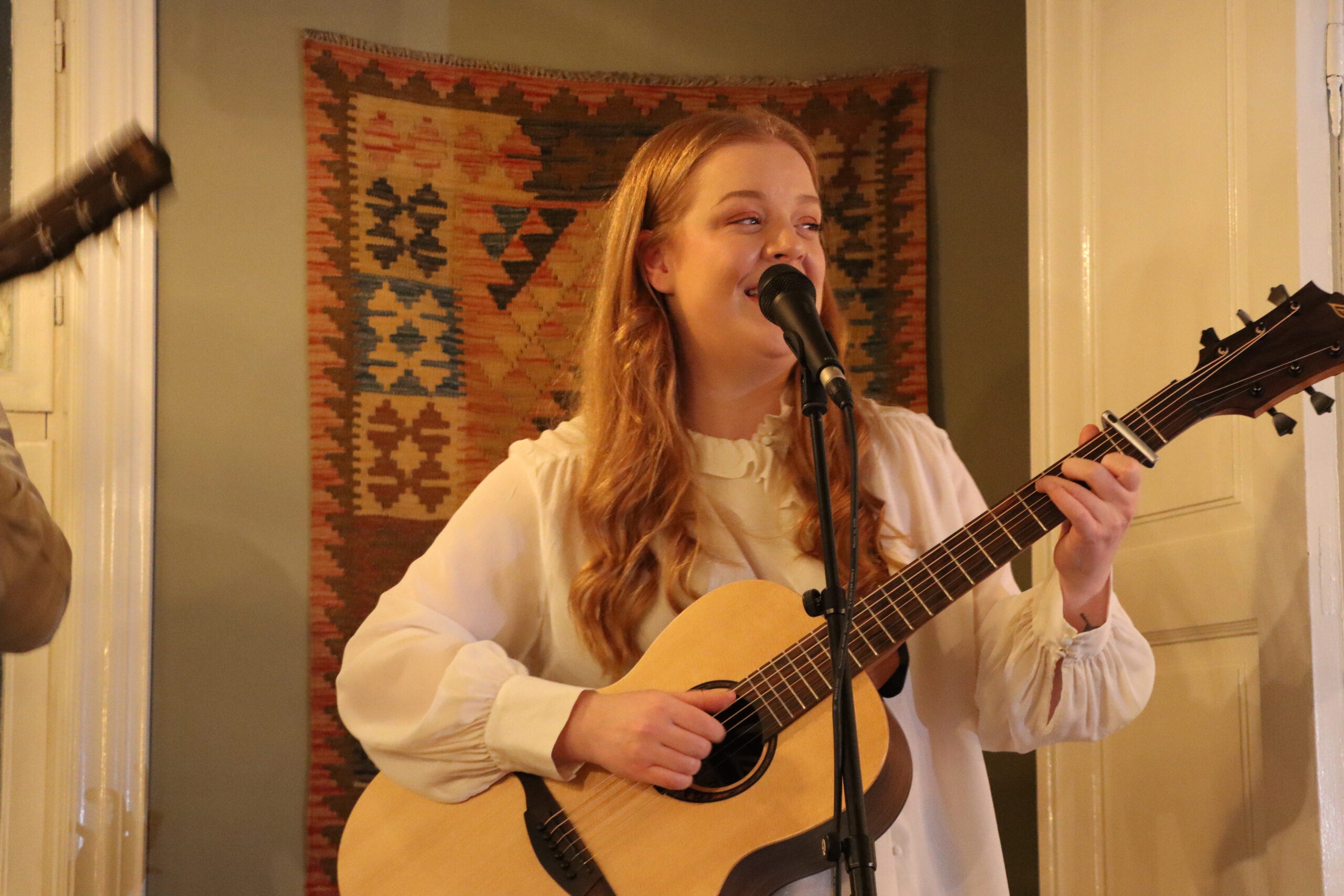 Thea Paulsrud sang både norske og engelske sanger onsdag kveld.