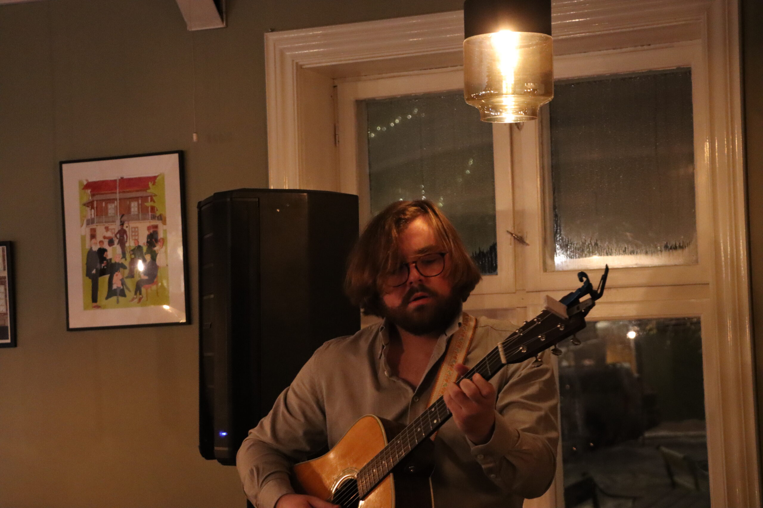 Ask Vatn Strøm spilte gitar sammen med Paulsrud under konserten.