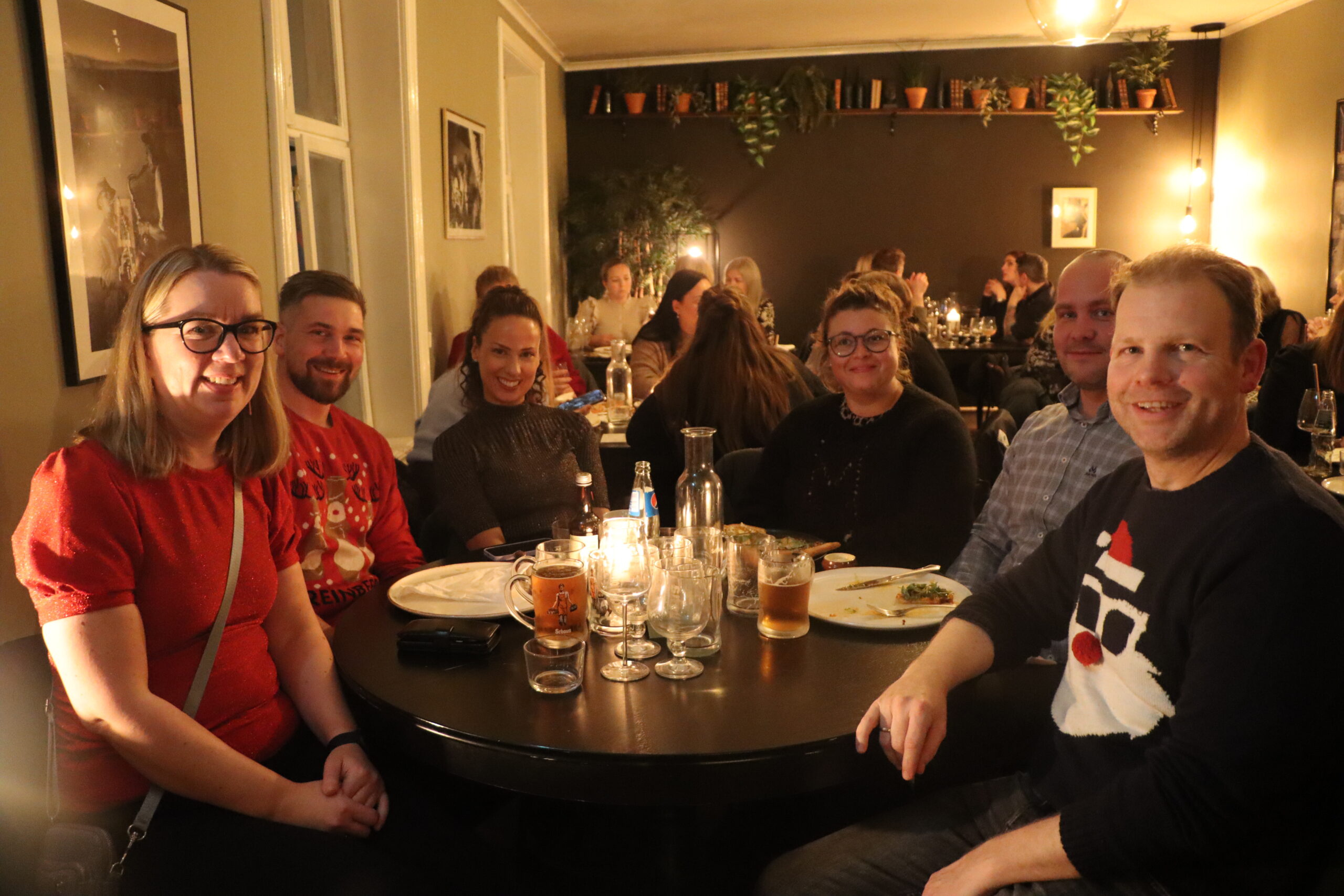 Karen Nordskag, (t.v.) Even Jacobsen, Mira Ramstad Jacobsen, Ida Skynd, Bjørn Marius Løvenskiold og Frank H. Johansen kunne nesten alle sangene på instimkonserten.