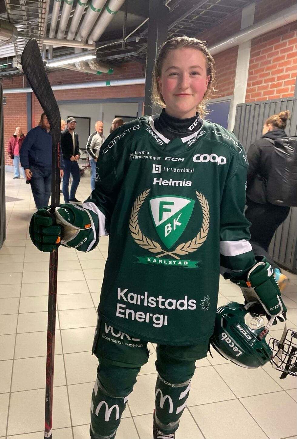 Kajsa Bråten fra Roverud er tatt ut i VM-troppen til JU18 VM i Spania rett over nyttår. Hun har også signert langtidskontrakt med Fârjestad.