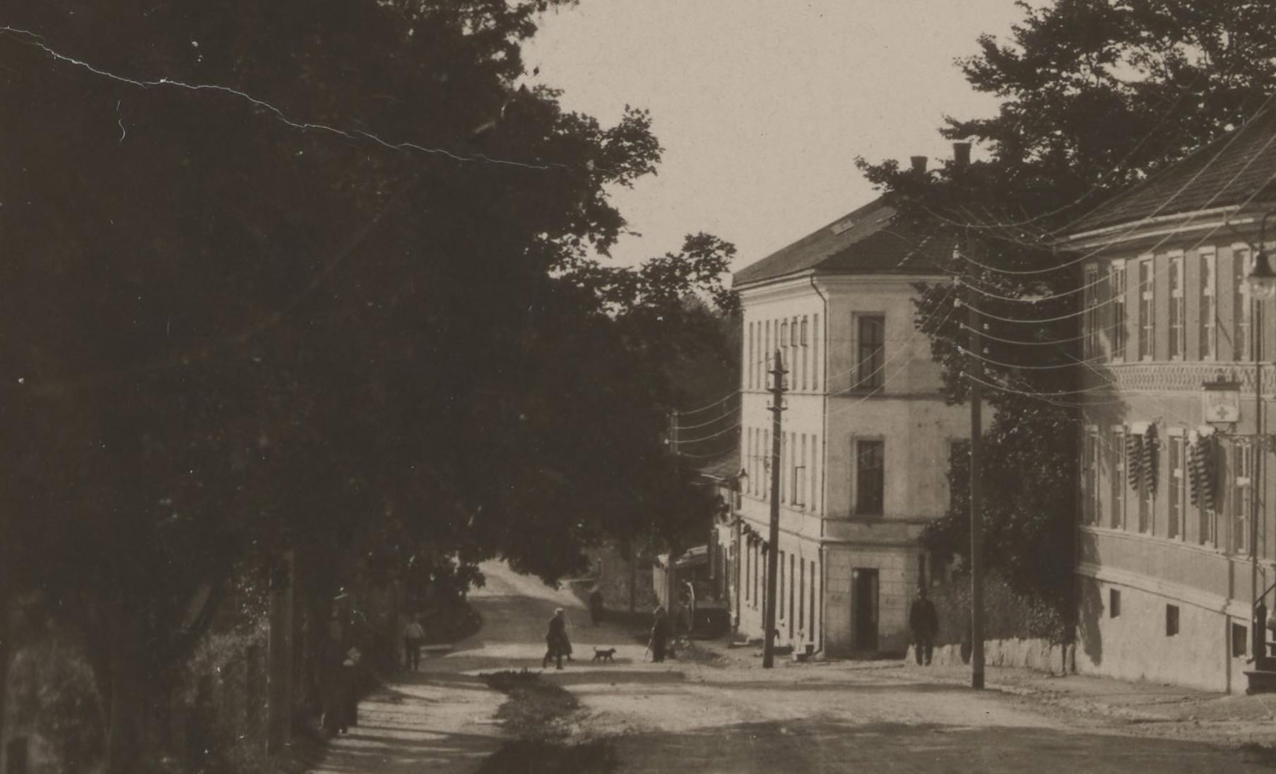 På dette postkortet fra rundt 1900 ser vi krysset Torvgaten/Storgaten, med Holmengården og i bakkant bygningen der Schmidt bodde og hadde salongen sin de siste årene