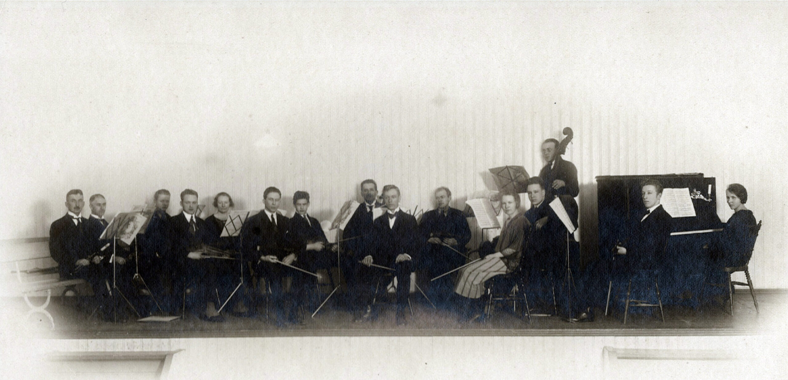 Kongsvinger orkesterforening cirka 1925. Det er femten musikere på bildet, hvorav tre er damer.