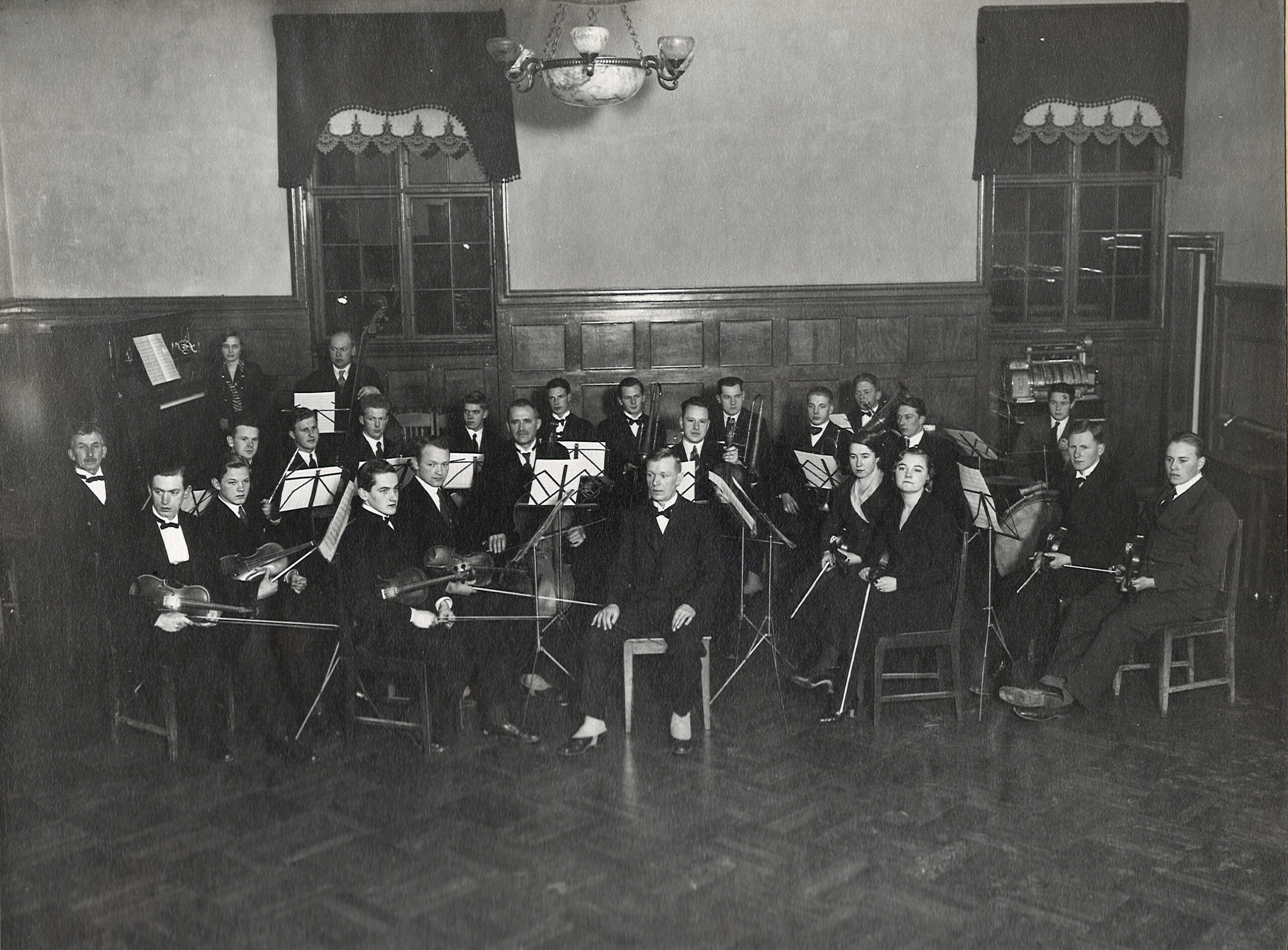 Kongsvinger orkesterforening anno 1935 under øvelse i det gamle Kongsvinger rådhus. Blant musikerne er Georg Svenningsen, Solveig Sæta Bolstad, Ernst Hedman, Oddvar Gaukstad, Knut Knutsen, Åge Ausen, Sverre Engen, Trygve Bolstad, Anton Engen, Lars Hellerud, Alf Skarphol, Wilhelm Hedman, Marit Engen, frøken Tommelstad, Thor Nøkleby, Per Gjølstad og dirigent Adolf Gustavsen.