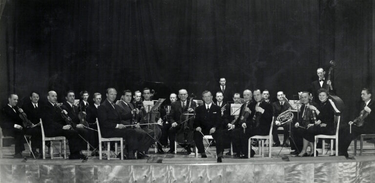Kongsvinger Orkesterforening på 1950-tallet. Kanskje drar du kjensel på noen av de som er på bildet.