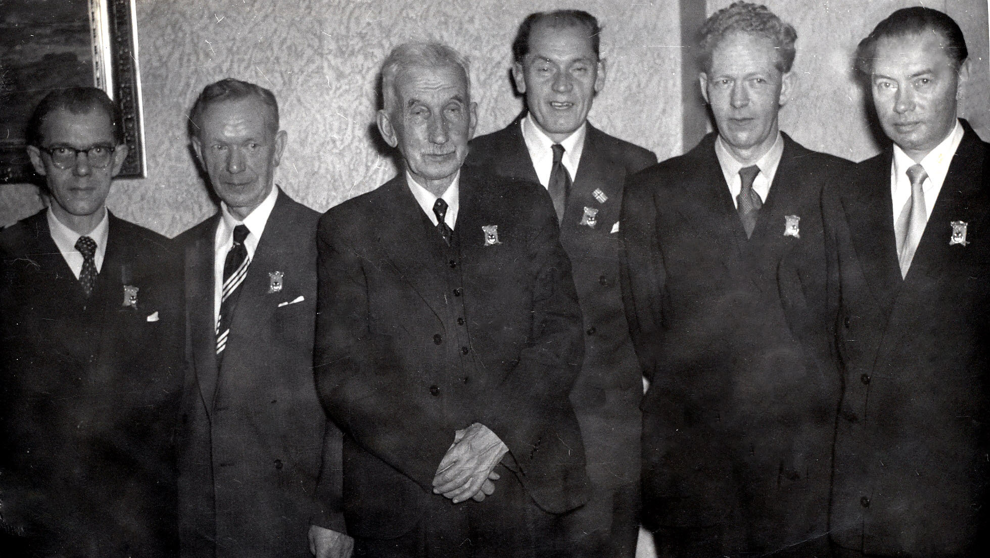 Adolf Gustavsen dirigerte også Kongsvinger mannskor. Her et bilde av Lars Hellerud, Gustavsen, Georg Svenningsen, Alf Skarphol, Bjarne Gaukstad og Kristian Nøkleby.