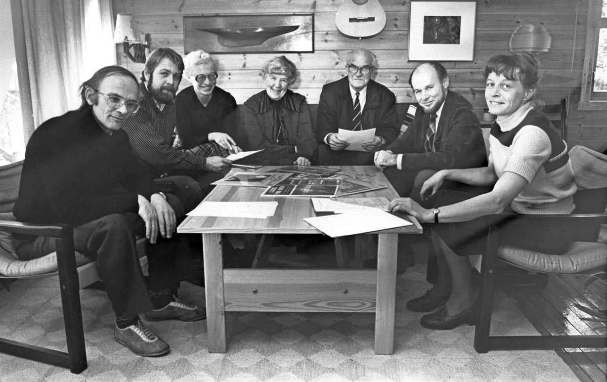 Mange av de aktive i orkesterforeningen var også aktive i musikkens venner. På bildet ser vi Stein Røe, Steinar Stolpe, Karen-Julie Gimse, Gerd Andvik, Nils Jonassen, Odd Holm og Kirsten Holm.