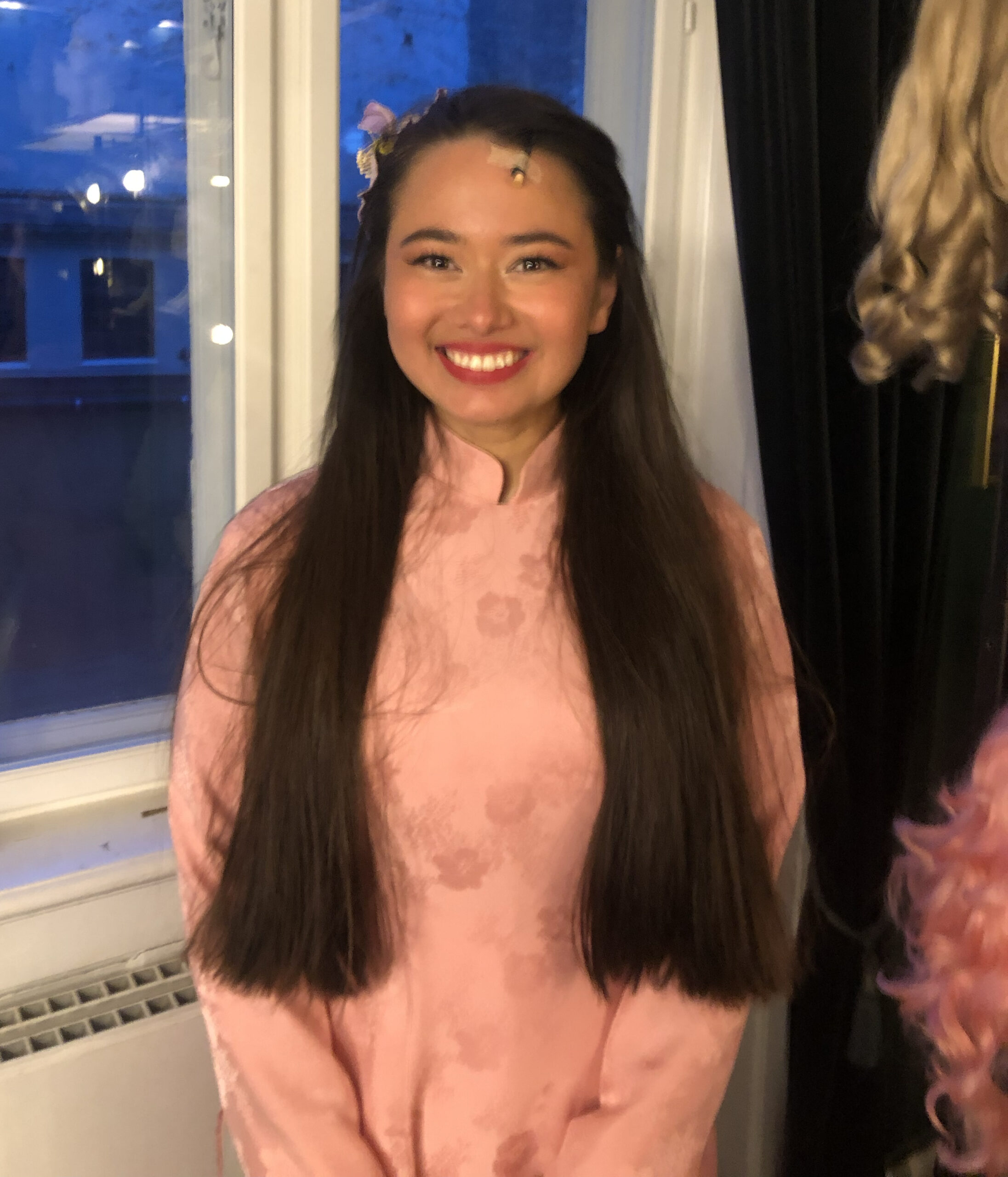 Minutter før Andrea er klar for scenen.