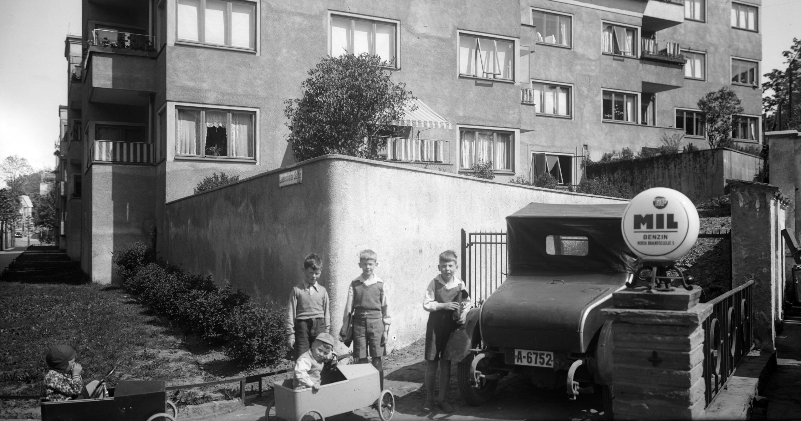 Fra 20-tallet vokste det opp MIL-stasjoner over hele landet. Her står olabiler i kø for å fylle bensin hos MIL i Oslo.