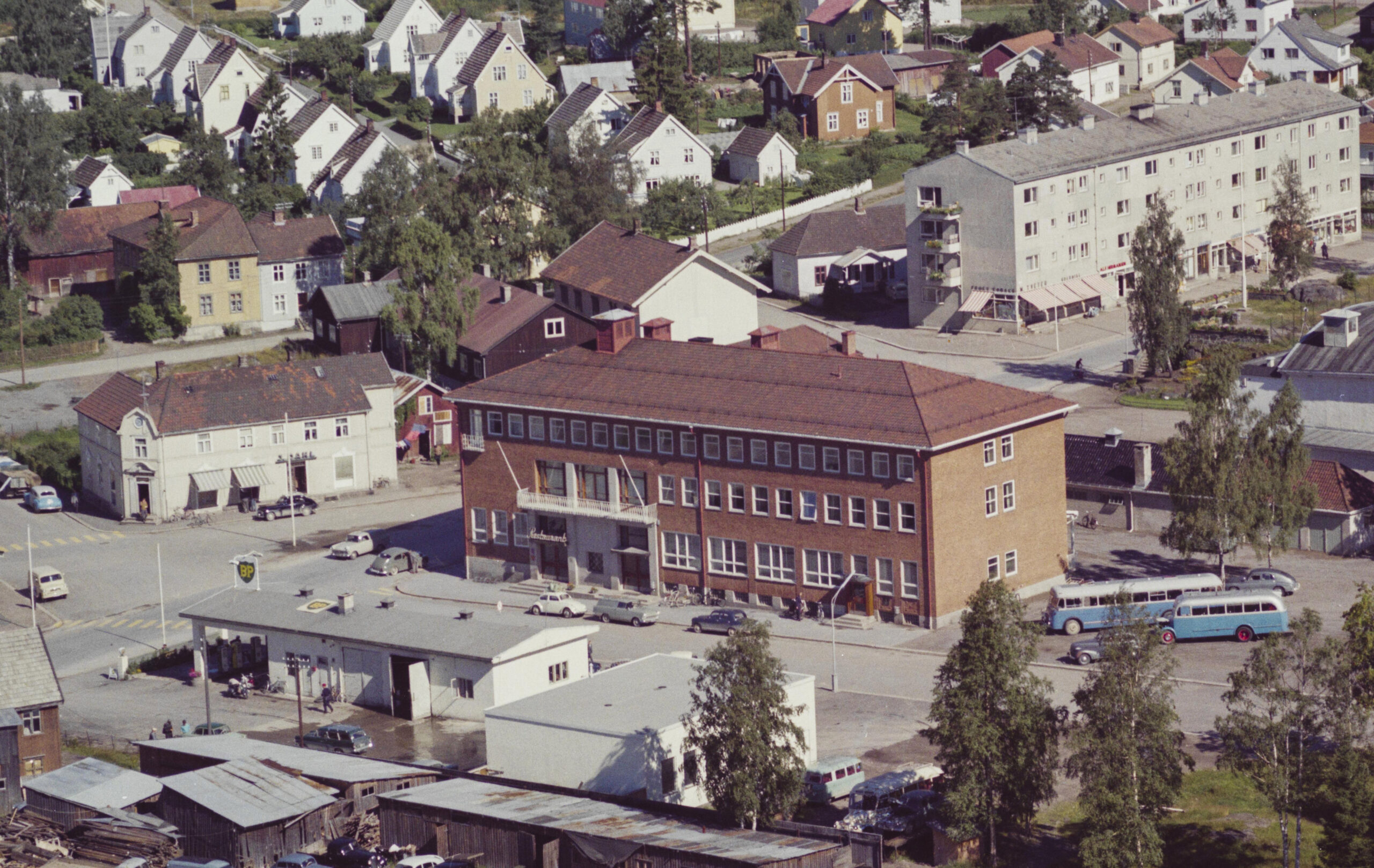 Flyfoto som viser Rådhusplassen anno 1961, med Rådhuset, BP-en og området bak mot folkeskolen.